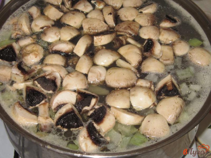 Фото приготовление рецепта: Куриный суп с кукурузой и шампиньонами шаг №4