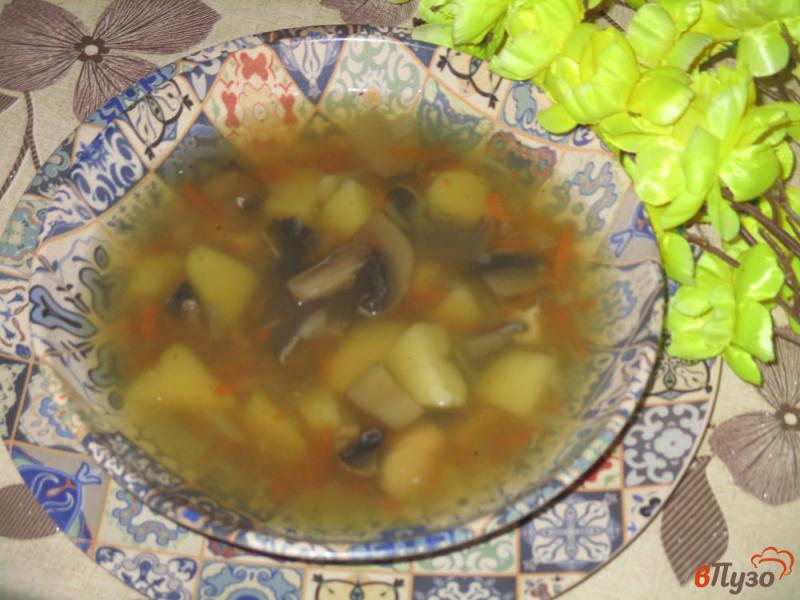 Фото приготовление рецепта: Куриный суп с кукурузой и шампиньонами шаг №6