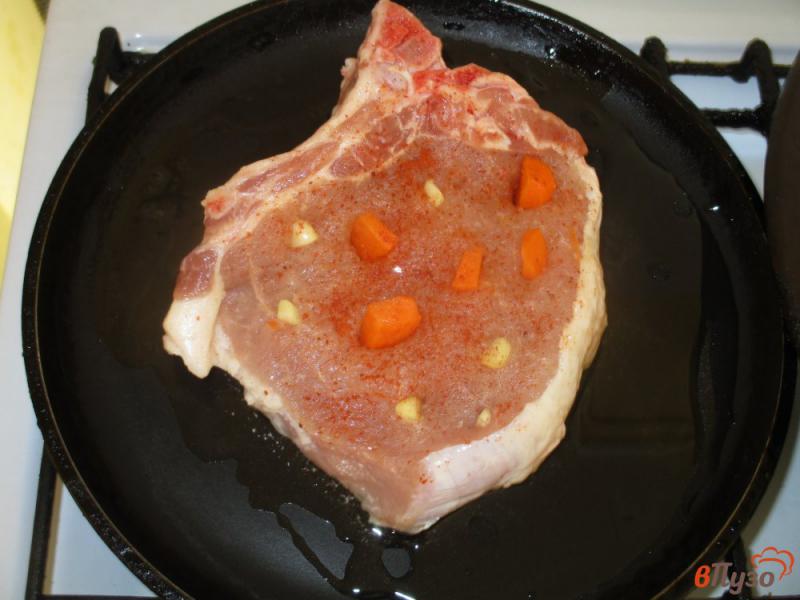 Фото приготовление рецепта: Антрикот на сковороде  шпигованный морковью и чесноком шаг №4