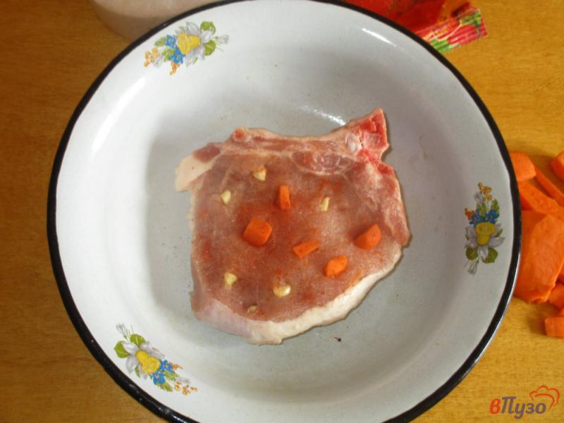 Фото приготовление рецепта: Антрикот на сковороде  шпигованный морковью и чесноком шаг №3