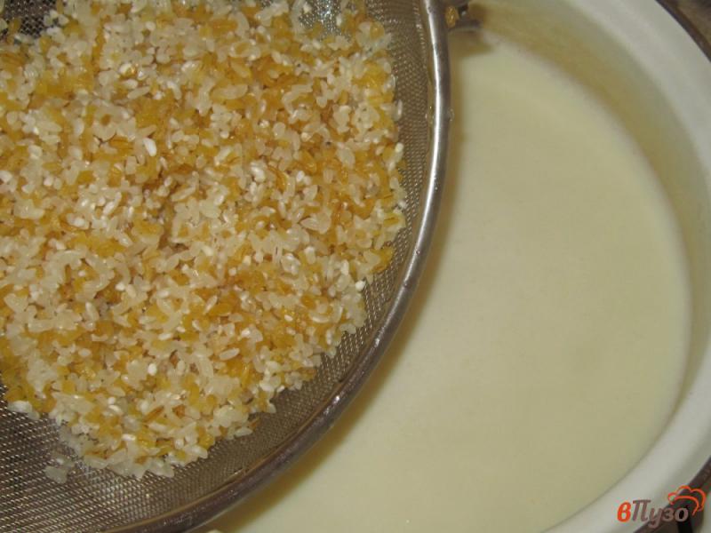 Фото приготовление рецепта: Молочная каша из риса и булгура шаг №2