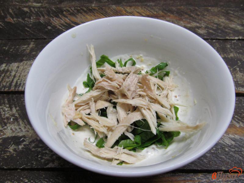 Фото приготовление рецепта: Салат из пекинской капусты с кукурузой и фасолью шаг №3