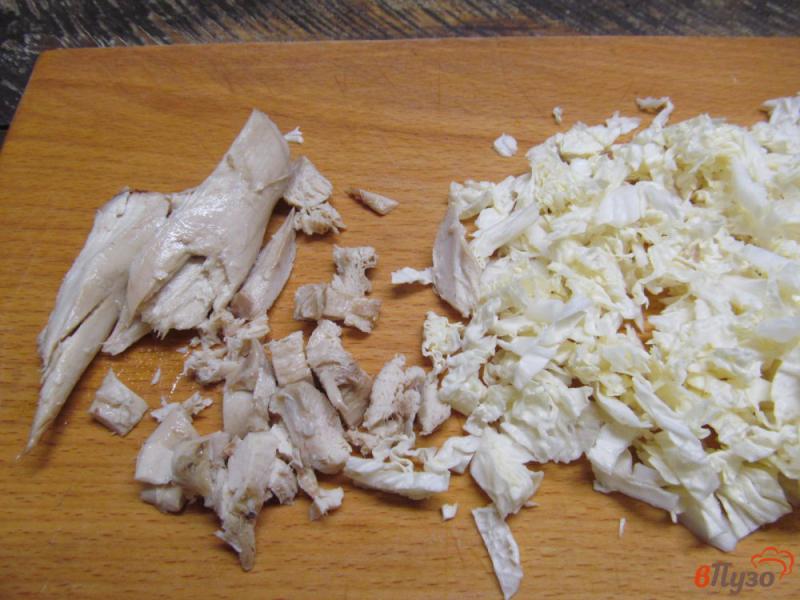 Фото приготовление рецепта: Салат из курицы с пекинской капустой и свеклой шаг №2