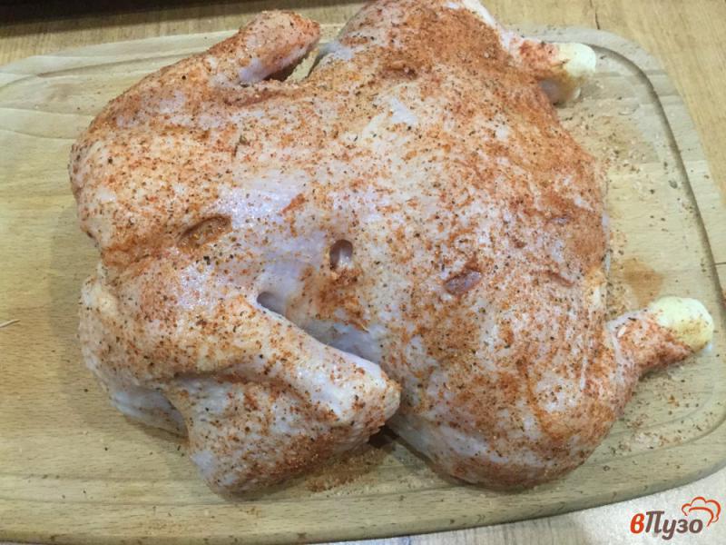Фото приготовление рецепта: Курица запеченная на банке шаг №4