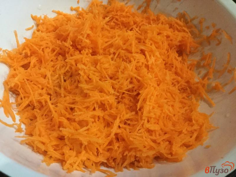 Фото приготовление рецепта: Морковный салат с яйцами, сыром и чесноком шаг №1