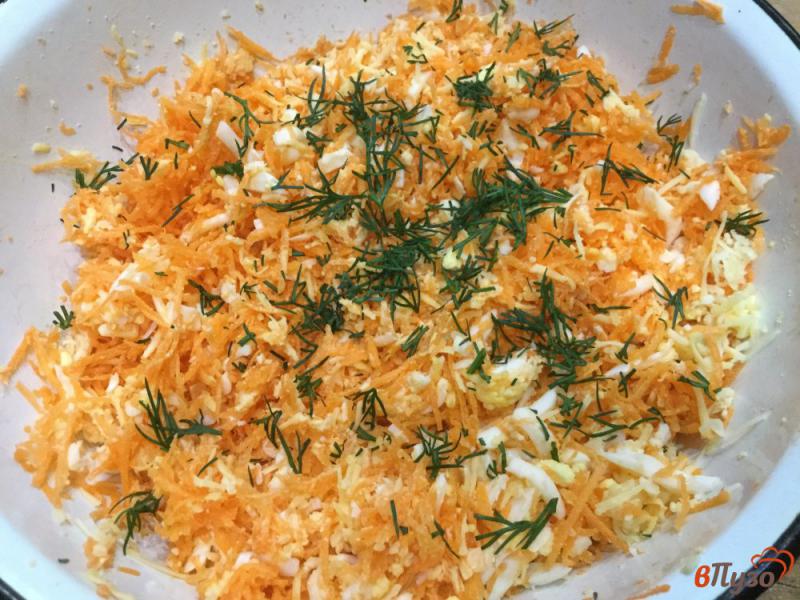 Фото приготовление рецепта: Морковный салат с яйцами, сыром и чесноком шаг №5