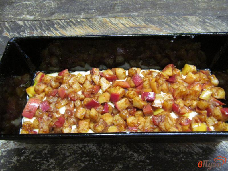 Фото приготовление рецепта: Яблочный пирог с хрустящей корочкой шаг №11
