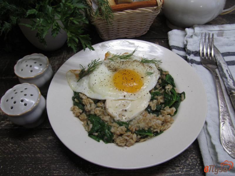 Фото приготовление рецепта: Овсяная каша со шпинатом и яйцом шаг №8