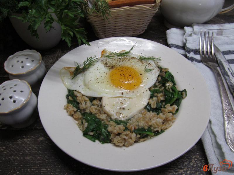 Фото приготовление рецепта: Овсяная каша со шпинатом и яйцом шаг №7