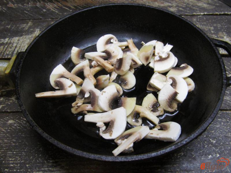 Фото приготовление рецепта: Салат с жареными грибами яйцом и овощами шаг №1