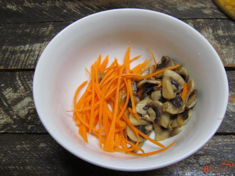 Фото приготовление рецепта: Салат с жареными грибами яйцом и овощами шаг №2