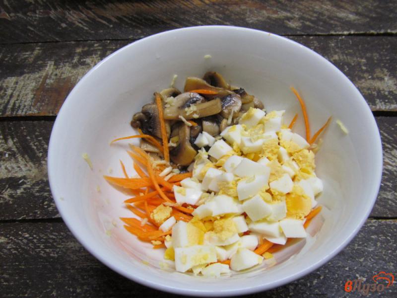 Фото приготовление рецепта: Салат с жареными грибами яйцом и овощами шаг №3