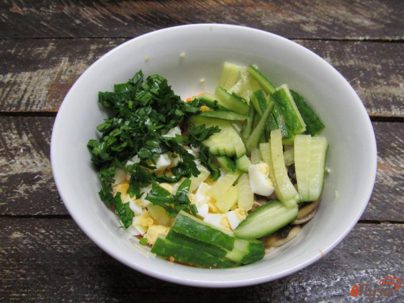 Фото приготовление рецепта: Салат с жареными грибами яйцом и овощами шаг №4