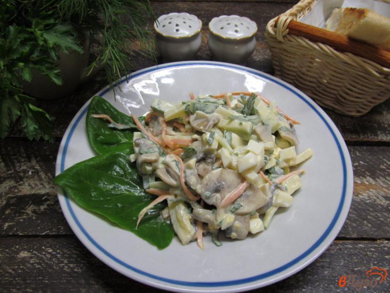 Фото приготовление рецепта: Салат с жареными грибами яйцом и овощами шаг №7