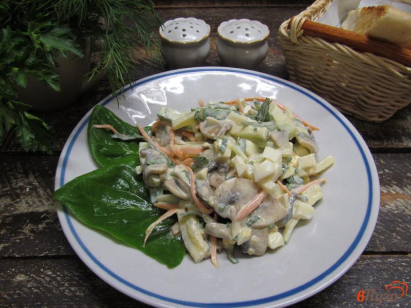 Фото приготовление рецепта: Салат с жареными грибами яйцом и овощами шаг №6