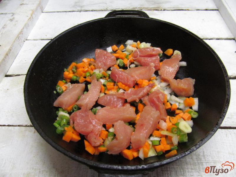 Фото приготовление рецепта: Пшенная каша с индейкой и овощами шаг №2
