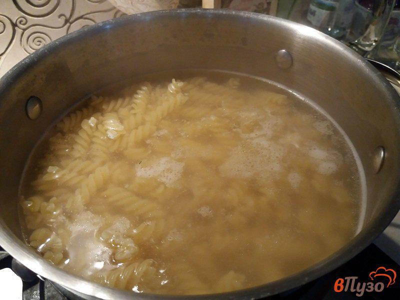 Фото приготовление рецепта: Паста фузилли с говяжьей тушенкой в томатном соусе шаг №3