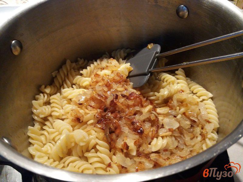 Фото приготовление рецепта: Паста фузилли с говяжьей тушенкой в томатном соусе шаг №4