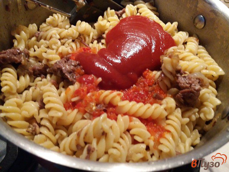 Фото приготовление рецепта: Паста фузилли с говяжьей тушенкой в томатном соусе шаг №6