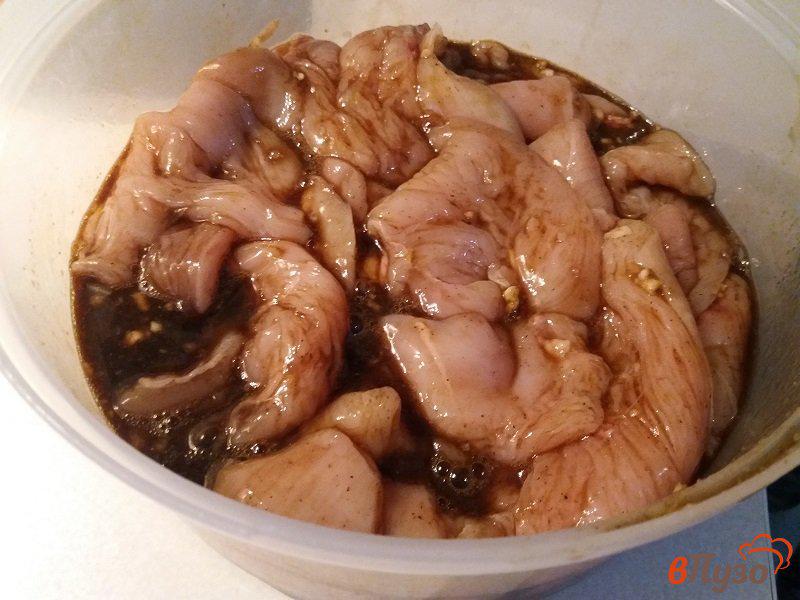 Фото приготовление рецепта: Отбивные из куриного филе в чесночном маринаде шаг №4
