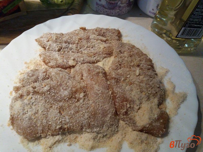 Фото приготовление рецепта: Отбивные из куриного филе в чесночном маринаде шаг №6
