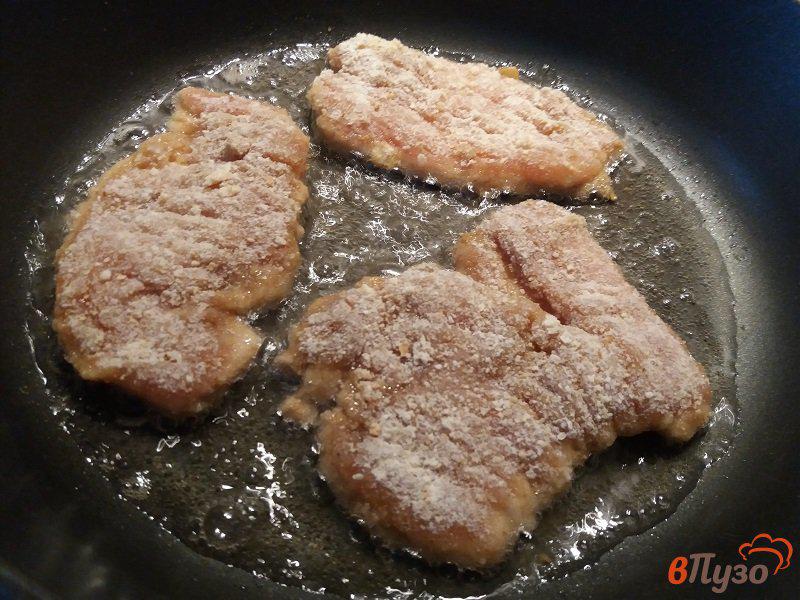 Фото приготовление рецепта: Отбивные из куриного филе в чесночном маринаде шаг №7