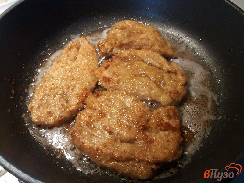 Фото приготовление рецепта: Отбивные из куриного филе в чесночном маринаде шаг №8