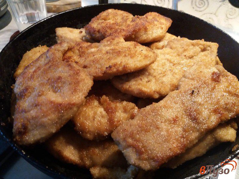 Фото приготовление рецепта: Отбивные из куриного филе в чесночном маринаде шаг №9