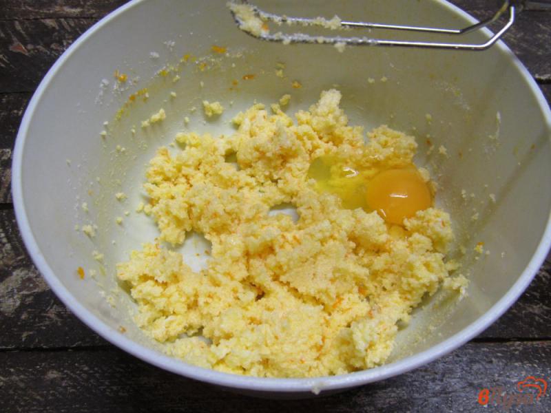 Фото приготовление рецепта: Апельсиново-банановый пирог шаг №2