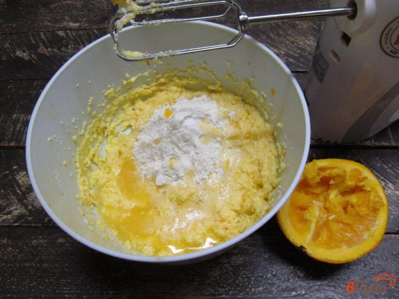 Фото приготовление рецепта: Апельсиново-банановый пирог шаг №3