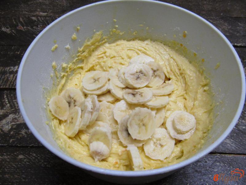 Фото приготовление рецепта: Апельсиново-банановый пирог шаг №5