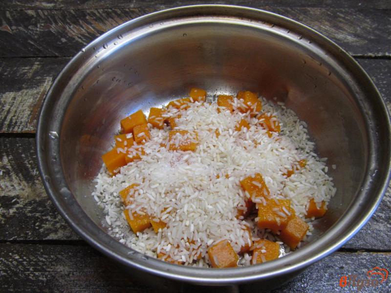 Фото приготовление рецепта: Рисовая каша с тыквой изюмом и клюквой шаг №4