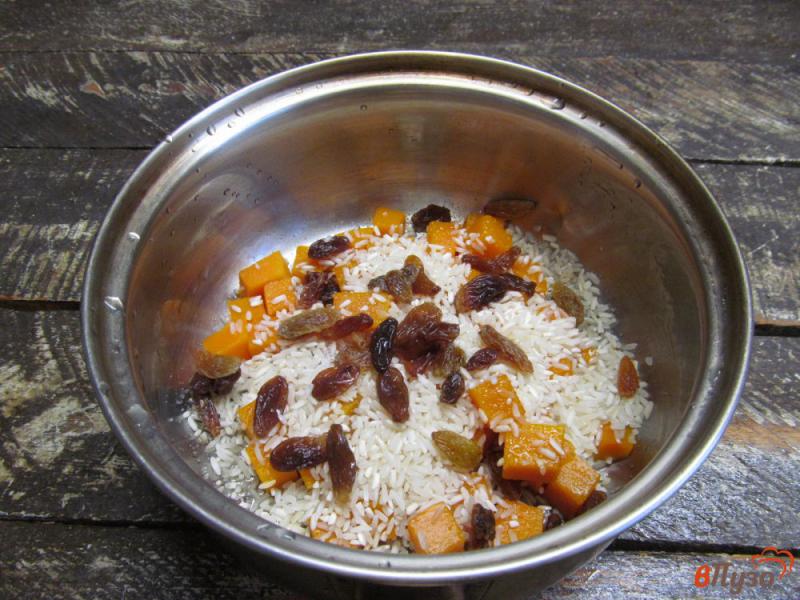 Фото приготовление рецепта: Рисовая каша с тыквой изюмом и клюквой шаг №5