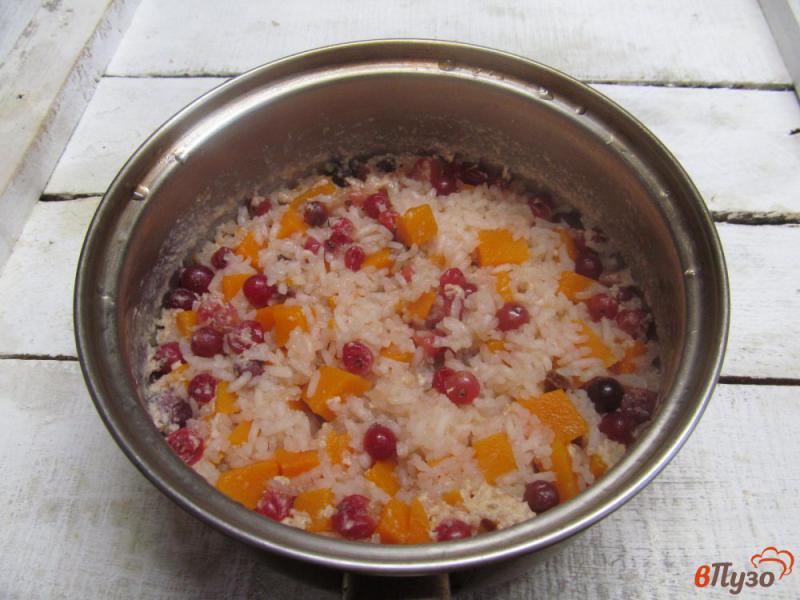 Фото приготовление рецепта: Рисовая каша с тыквой изюмом и клюквой шаг №8