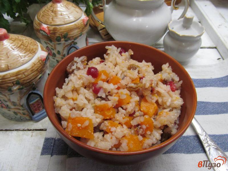 Фото приготовление рецепта: Рисовая каша с тыквой изюмом и клюквой шаг №9