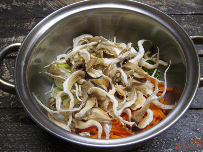 Фото приготовление рецепта: Суп с чечевицей грибами и пастой шаг №2