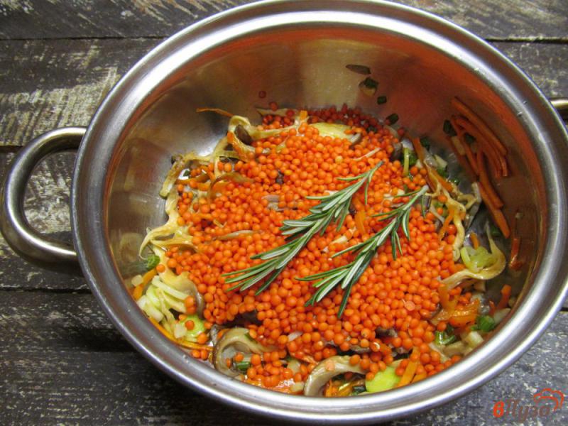 Фото приготовление рецепта: Суп с чечевицей грибами и пастой шаг №3