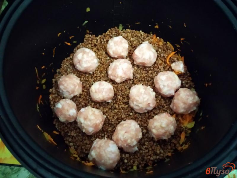 Фото приготовление рецепта: Гречневая каша с мясными шариками в мультиварке шаг №7