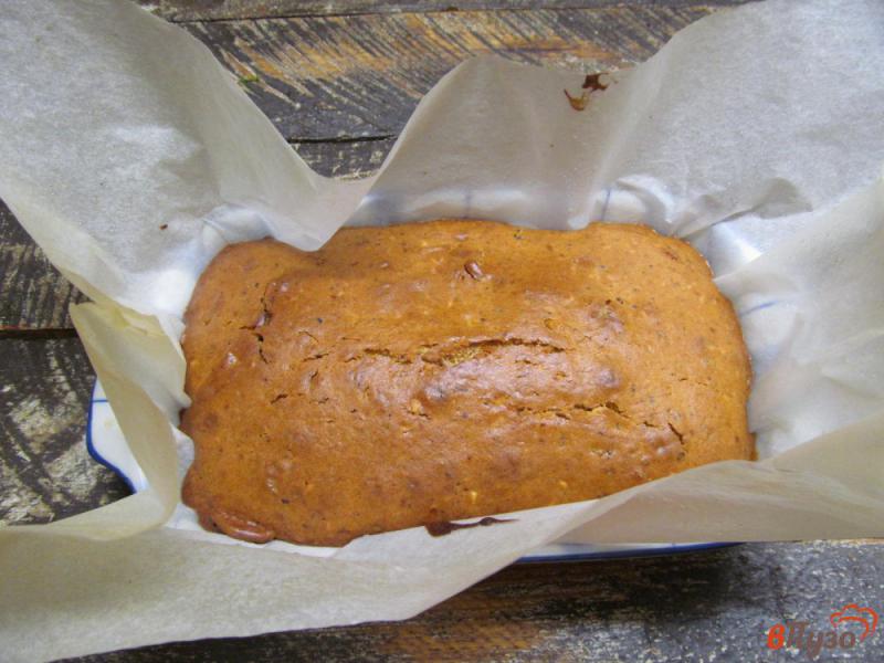 Фото приготовление рецепта: Сладкий хлеб с орехами и сухофруктами шаг №7