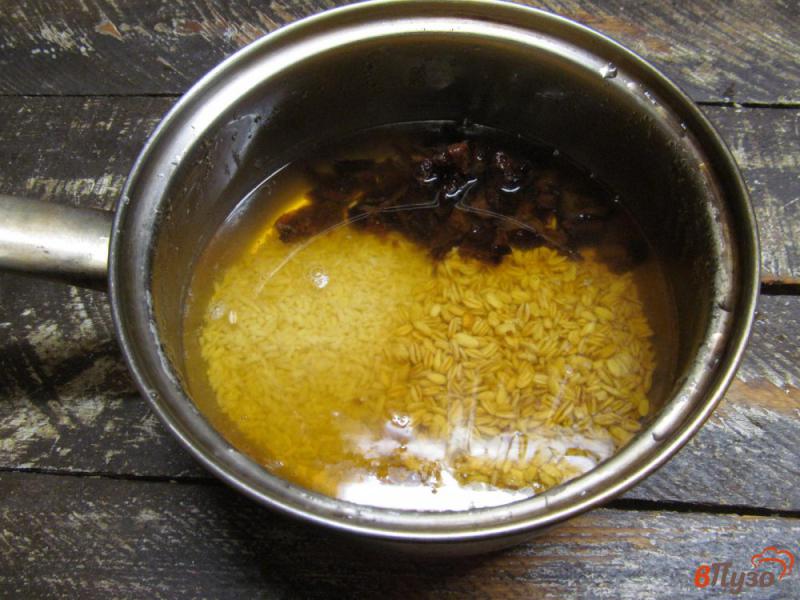 Фото приготовление рецепта: Овсяная каша с рисом и черносливом шаг №3