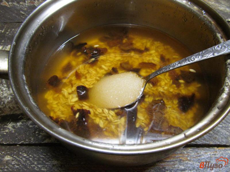 Фото приготовление рецепта: Овсяная каша с рисом и черносливом шаг №4