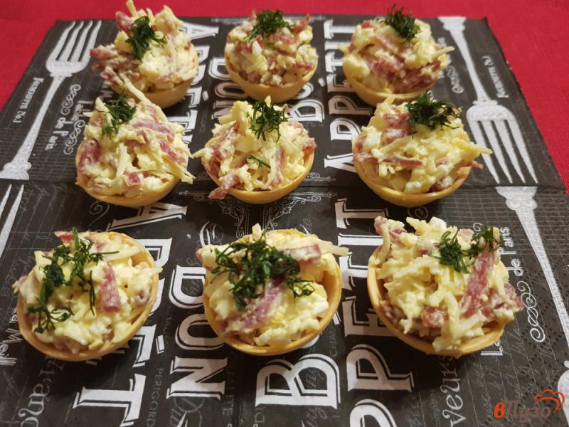 Фото приготовление рецепта: Тарталетки с яйцом, сырокопченой колбасой и сыром шаг №6