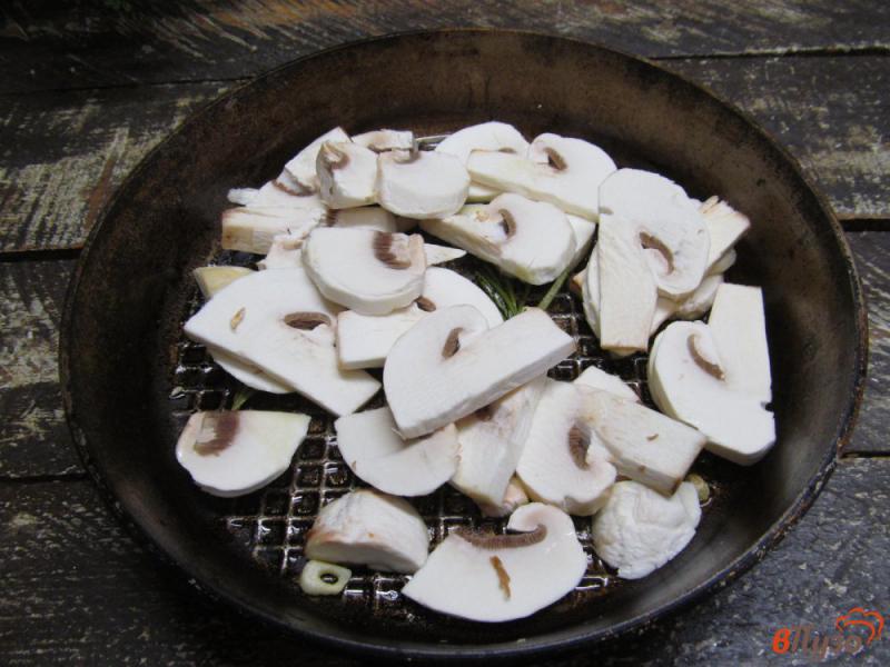 Фото приготовление рецепта: Куриное филе с шампиньоном и розмарином шаг №3