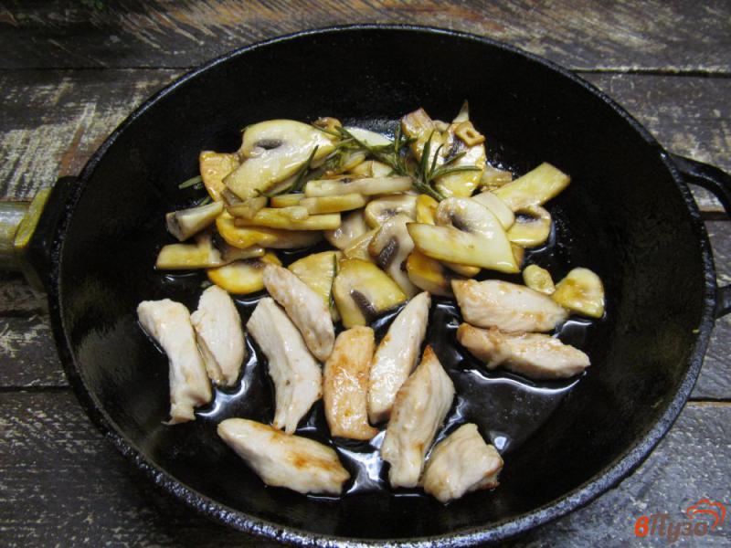 Фото приготовление рецепта: Куриное филе с шампиньоном и розмарином шаг №5