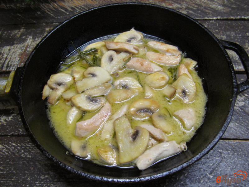 Фото приготовление рецепта: Куриное филе с шампиньоном и розмарином шаг №6