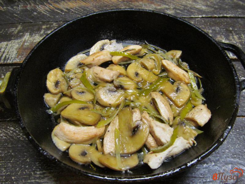 Фото приготовление рецепта: Куриное филе с шампиньоном и розмарином шаг №8