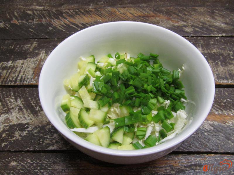 Фото приготовление рецепта: Салат из пекинской капусты с гранатом шаг №3
