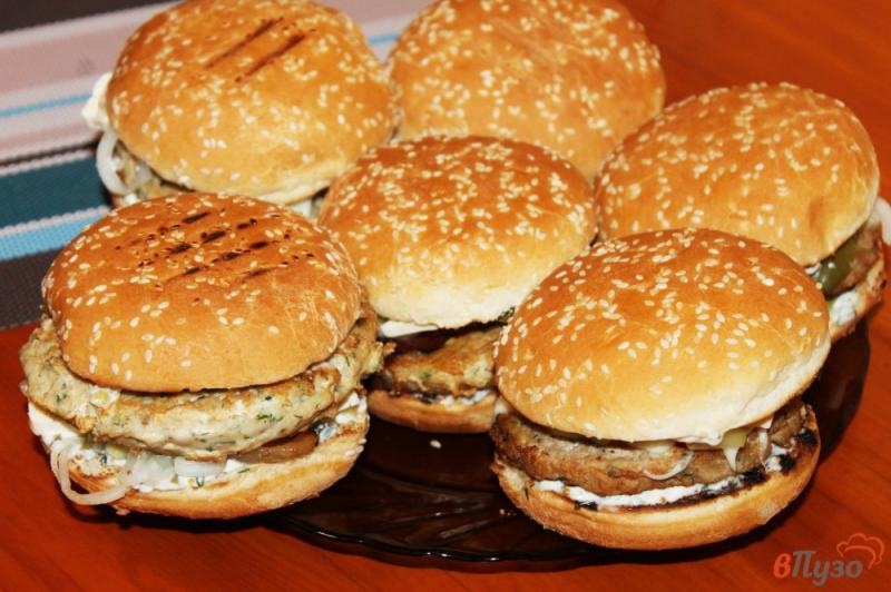 Фото приготовление рецепта: Чизбургеры с беконом шаг №8