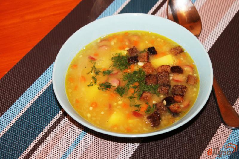 Фото приготовление рецепта: Гороховый суп с копчеными колбасками и сухариками шаг №7