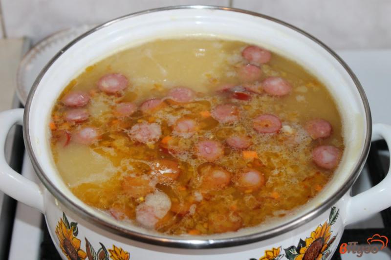 Фото приготовление рецепта: Гороховый суп с копчеными колбасками и сухариками шаг №6